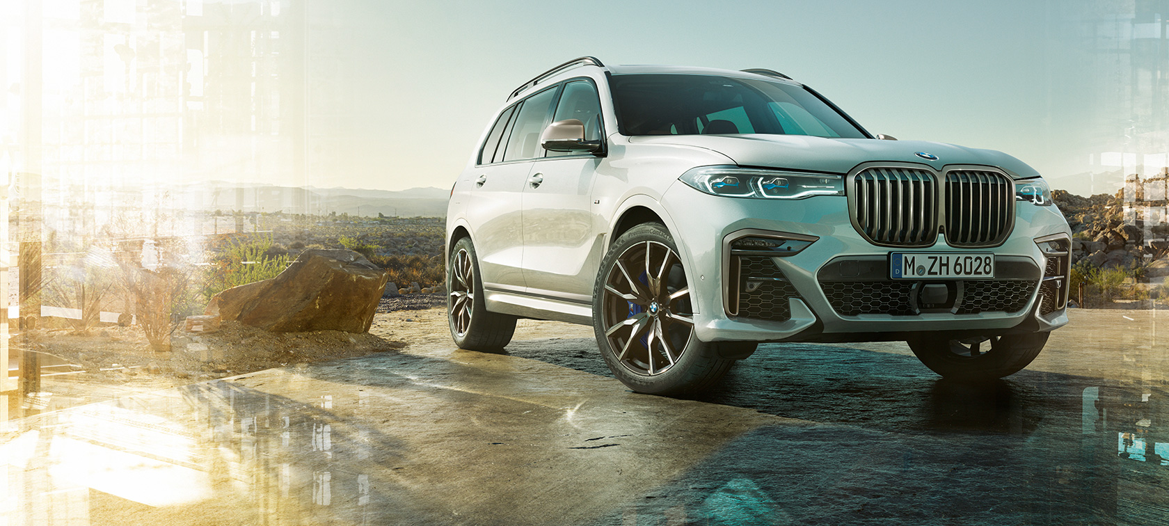 El BMW X7 M en Mineral White, G07, sin movimiento, vista frontal izquierda de tres cuartos